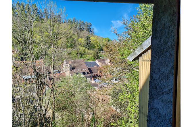 MAISON HABITABLE TROIS CHAMBRES , PETIT JARDIN ATTENANT . - K