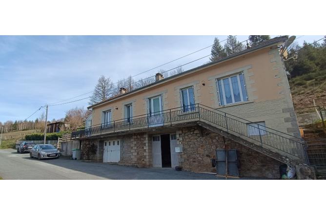 Maison 3 chambres, 3 Garages, Terrain 30000 m2 - A