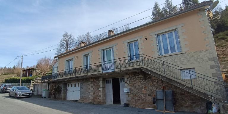 Maison 3 chambres, 3 Garages, Terrain 30000 m2
