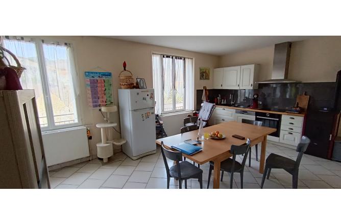 Maison 3 chambres, 3 Garages, Terrain 30000 m2 - E