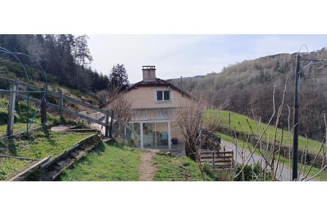 Maison 3 chambres, 3 Garages, Terrain 30000 m2 - F