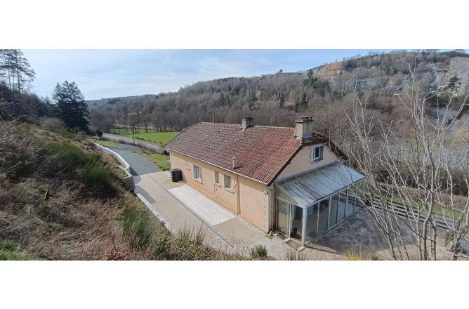 Maison 3 chambres, 3 Garages, Terrain 30000 m2 - G