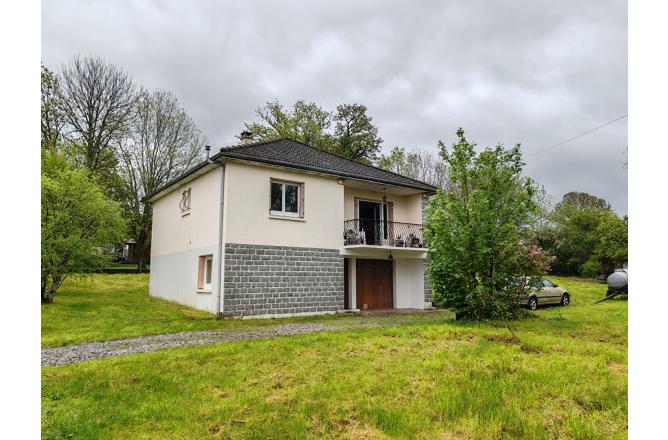 Maison Aubusson 4 pièce(s) 120 m2 , trois chambres , vue dégagée - B