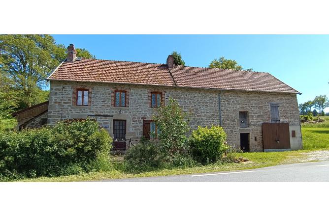 PROCHE AUBUSSON - MAISON EN PIERRES GRAND TERRAIN ATTENANT - A