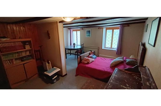 PROCHE AUBUSSON - MAISON EN PIERRES GRAND TERRAIN ATTENANT - D