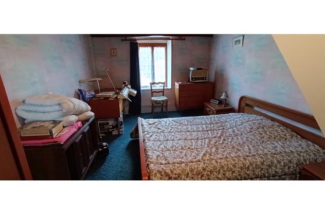 PROCHE AUBUSSON - MAISON EN PIERRES GRAND TERRAIN ATTENANT - F