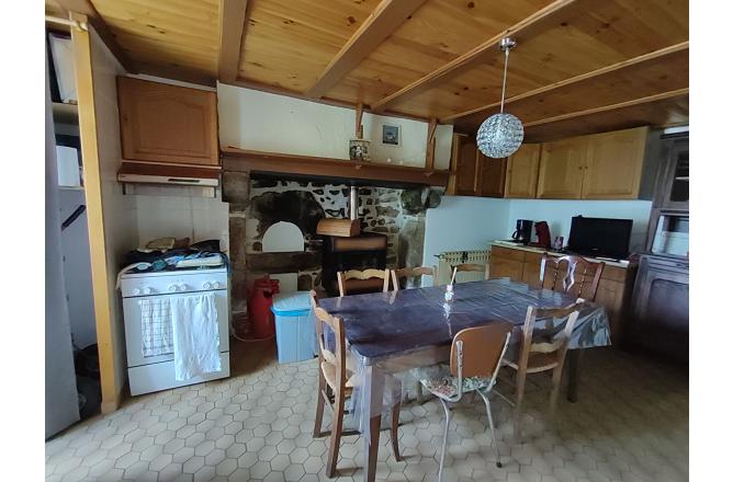 PROCHE AUBUSSON - MAISON EN PIERRES GRAND TERRAIN ATTENANT - H