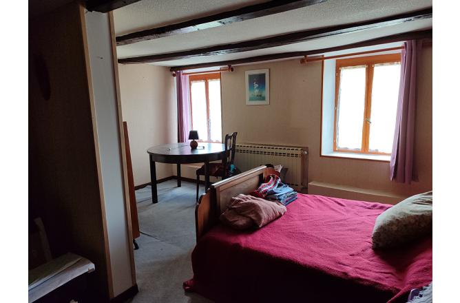 PROCHE AUBUSSON - MAISON EN PIERRES GRAND TERRAIN ATTENANT - I