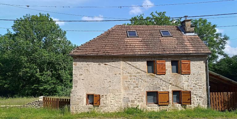 MAISON CREUSOISE RENOVEE ENVIRONNEMENT TRES CALME