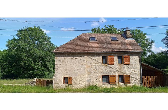 MAISON CREUSOISE RENOVEE ENVIRONNEMENT TRES CALME - A
