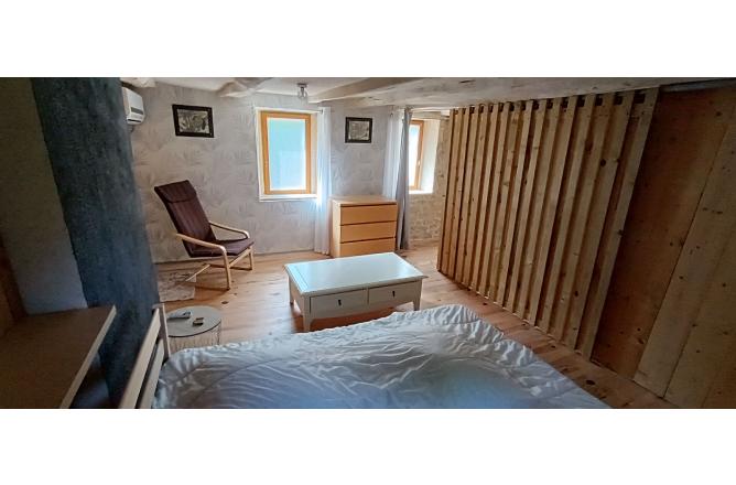 MAISON CREUSOISE RENOVEE ENVIRONNEMENT TRES CALME - K