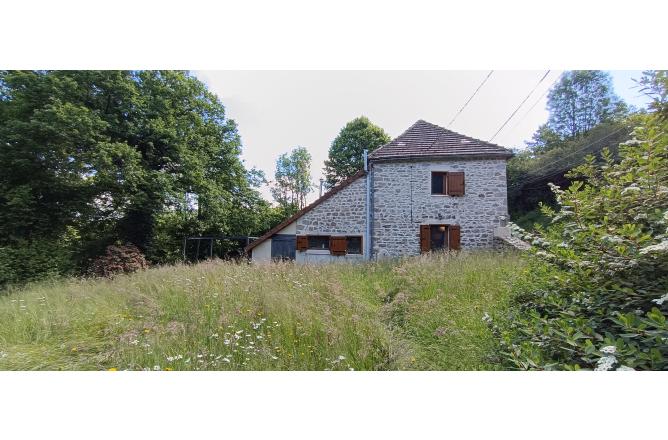 MAISON CREUSOISE RENOVEE ENVIRONNEMENT TRES CALME - N