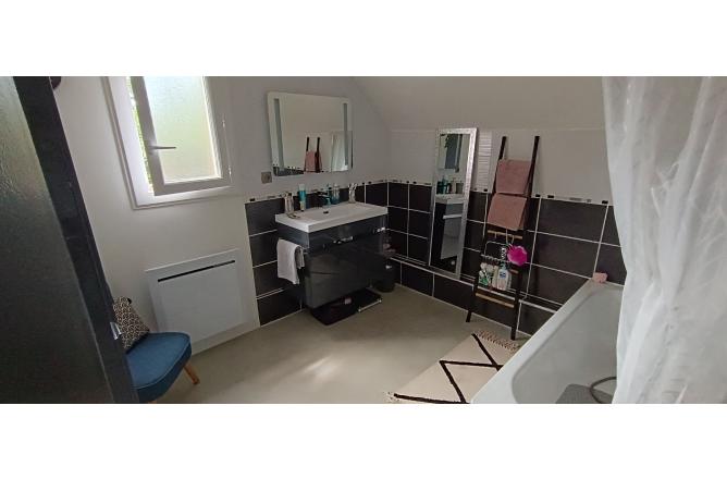 Pavillon meublé, 3 chambres, garage et jardin - F