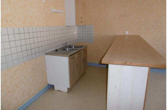 Appartement F3 , centre ville Aubusson, grand séjour 29 m2 - B