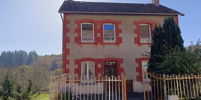 Maison proche de FELLETIN, 3 chambres, grande pièce de vie et terrain attenant