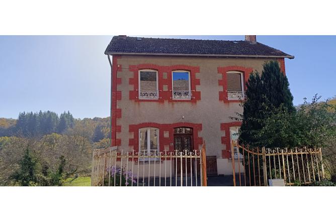 Maison proche de FELLETIN, 3 chambres, grande pièce de vie et terrain attenant - A