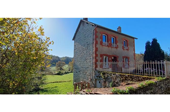 Maison proche de FELLETIN, 3 chambres, grande pièce de vie et terrain attenant - B