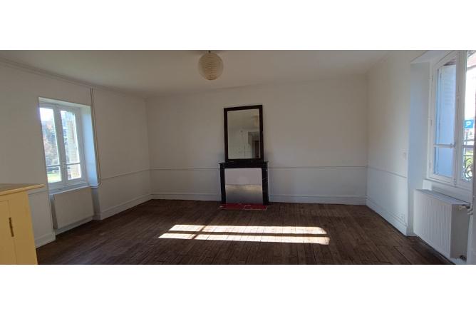 Maison proche de FELLETIN, 3 chambres, grande pièce de vie et terrain attenant - C