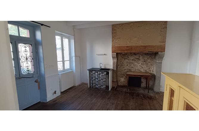 Maison proche de FELLETIN, 3 chambres, grande pièce de vie et terrain attenant - D