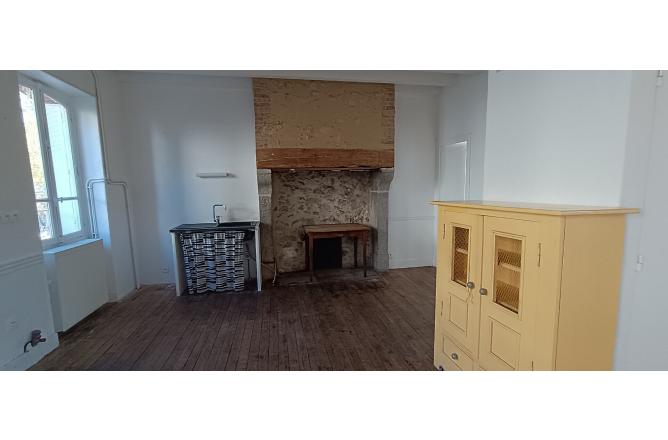Maison proche de FELLETIN, 3 chambres, grande pièce de vie et terrain attenant - F
