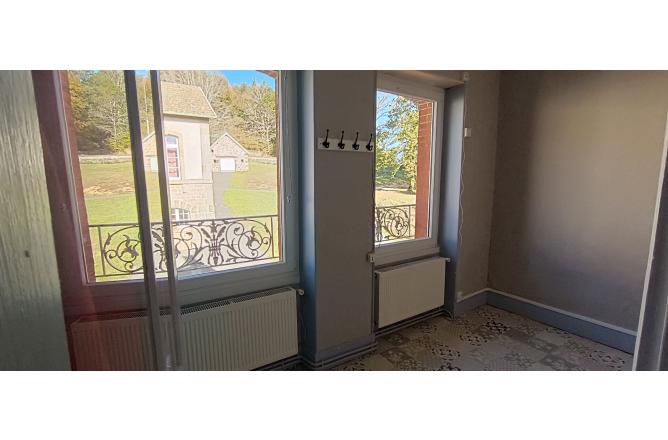Maison proche de FELLETIN, 3 chambres, grande pièce de vie et terrain attenant - I
