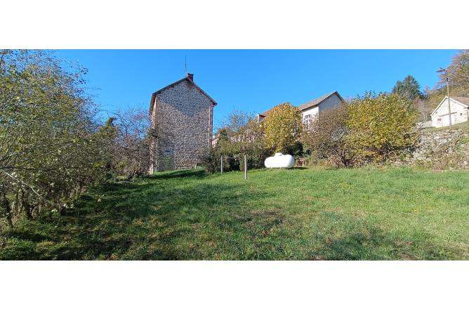 Maison proche de FELLETIN, 3 chambres, grande pièce de vie et terrain attenant - K