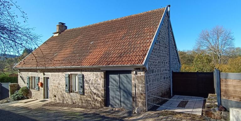 Maison en pierre avec terrasse et cour intérieure