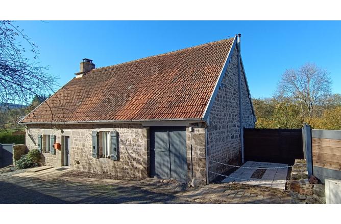 Maison en pierre avec terrasse et cour intérieure - A