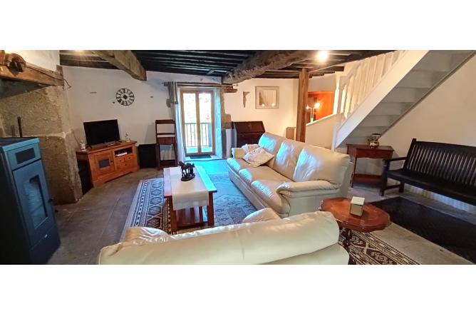 Maison en pierre avec terrasse et cour intérieure - B