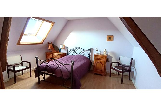 Maison en pierre avec terrasse et cour intérieure - F