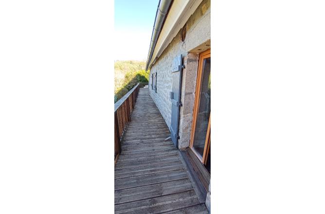 Maison en pierre avec terrasse et cour intérieure - J