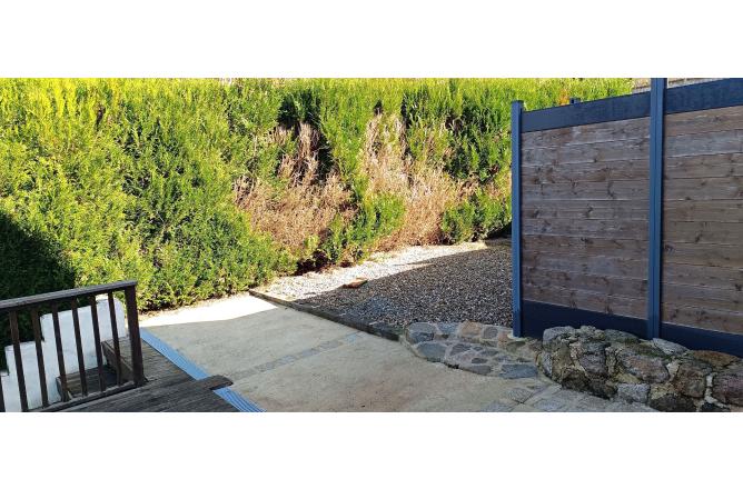 Maison en pierre avec terrasse et cour intérieure - K