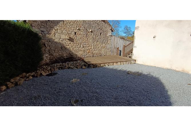 Maison en pierre avec terrasse et cour intérieure - L