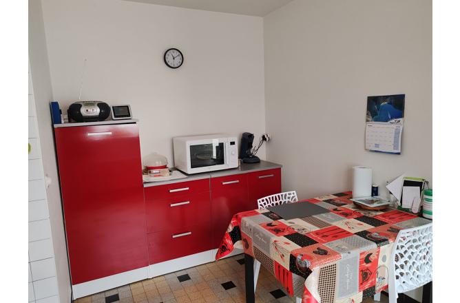 PAVILLON DES ANNEES 1970 , RENOVATION RECENTE , TROIS CHAMBRES , SOUS SOL , TERRAIN DE 576 M² - D