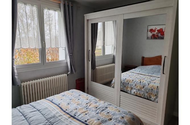 PAVILLON DES ANNEES 1970 , RENOVATION RECENTE , TROIS CHAMBRES , SOUS SOL , TERRAIN DE 576 M² - G