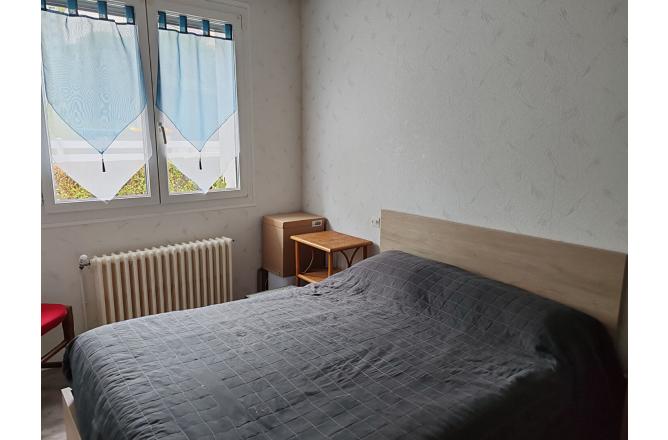 PAVILLON DES ANNEES 1970 , RENOVATION RECENTE , TROIS CHAMBRES , SOUS SOL , TERRAIN DE 576 M² - J