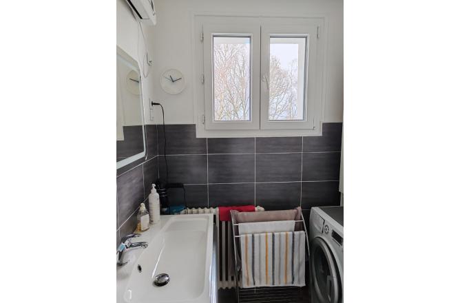 PAVILLON DES ANNEES 1970 , RENOVATION RECENTE , TROIS CHAMBRES , SOUS SOL , TERRAIN DE 576 M² - L