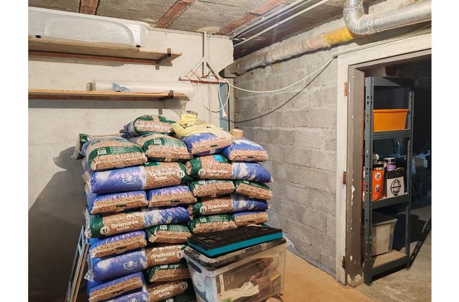 PAVILLON DES ANNEES 1970 , RENOVATION RECENTE , TROIS CHAMBRES , SOUS SOL , TERRAIN DE 576 M² - P