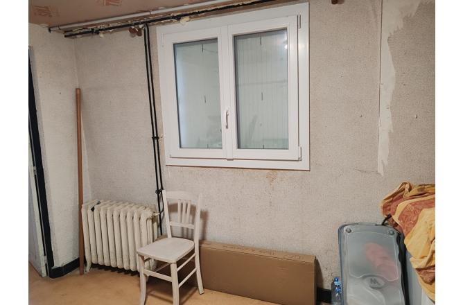 PAVILLON DES ANNEES 1970 , RENOVATION RECENTE , TROIS CHAMBRES , SOUS SOL , TERRAIN DE 576 M² - Q