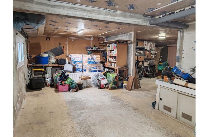 PAVILLON DES ANNEES 1970 , RENOVATION RECENTE , TROIS CHAMBRES , SOUS SOL , TERRAIN DE 576 M² - R