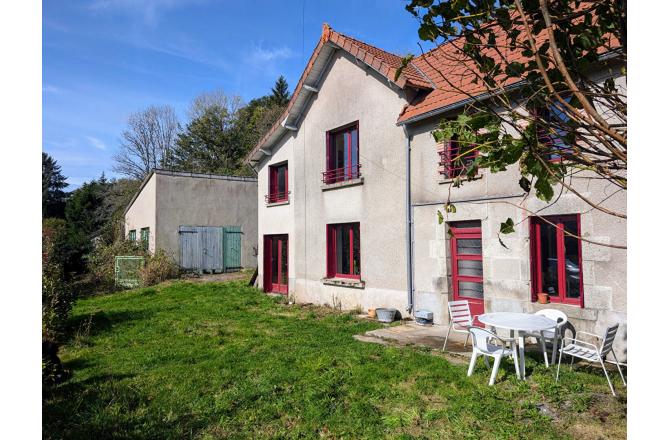 GRANDE MAISON AVEC DEPENDANCES ET TERRAIN ATTENANT - A
