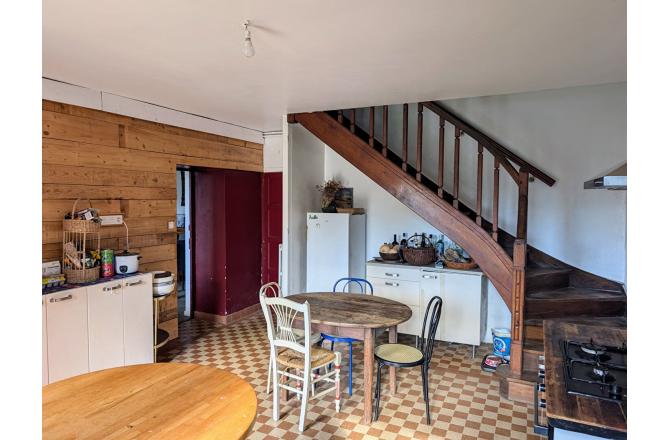 GRANDE MAISON AVEC DEPENDANCES ET TERRAIN ATTENANT - B