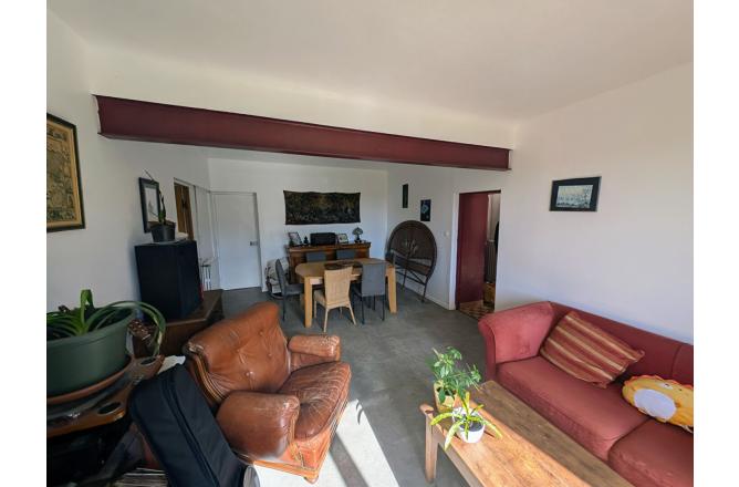 GRANDE MAISON AVEC DEPENDANCES ET TERRAIN ATTENANT - C