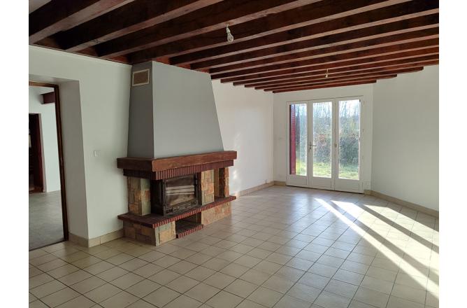 GRANDE MAISON AVEC DEPENDANCES ET TERRAIN ATTENANT - D