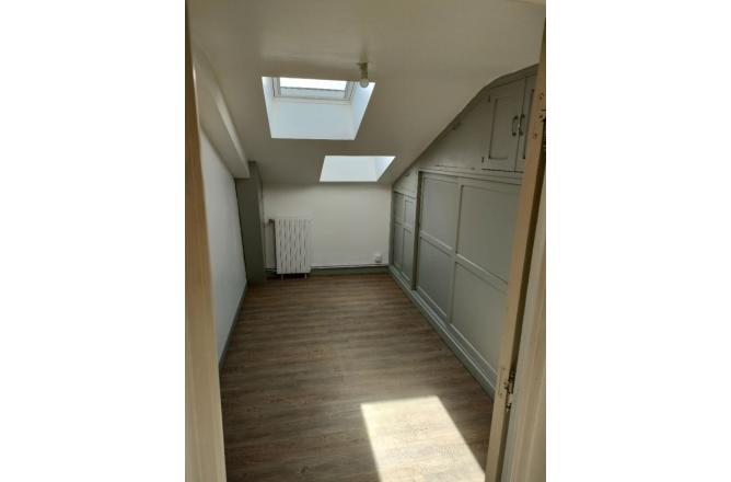 GRANDE MAISON AVEC DEPENDANCES ET TERRAIN ATTENANT - F