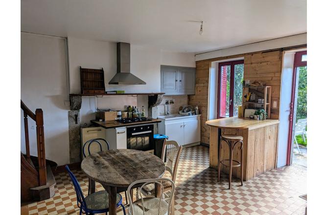 GRANDE MAISON AVEC DEPENDANCES ET TERRAIN ATTENANT - G