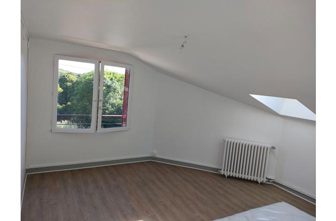 GRANDE MAISON AVEC DEPENDANCES ET TERRAIN ATTENANT - H