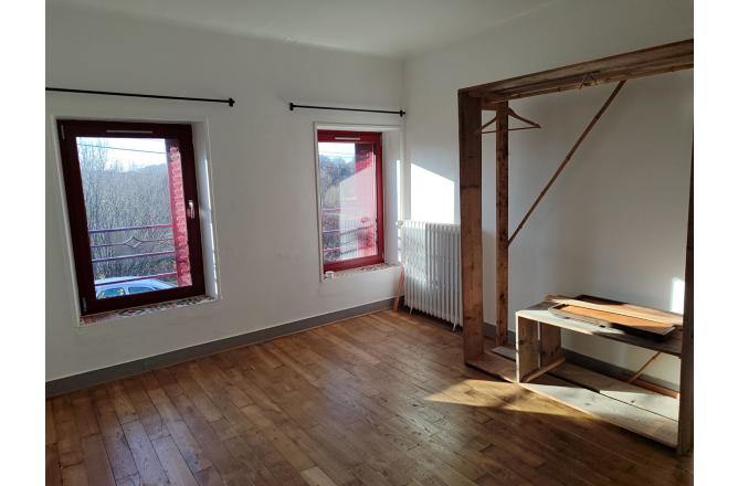 GRANDE MAISON AVEC DEPENDANCES ET TERRAIN ATTENANT - I