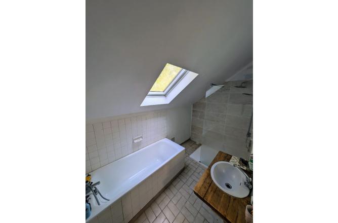 GRANDE MAISON AVEC DEPENDANCES ET TERRAIN ATTENANT - J