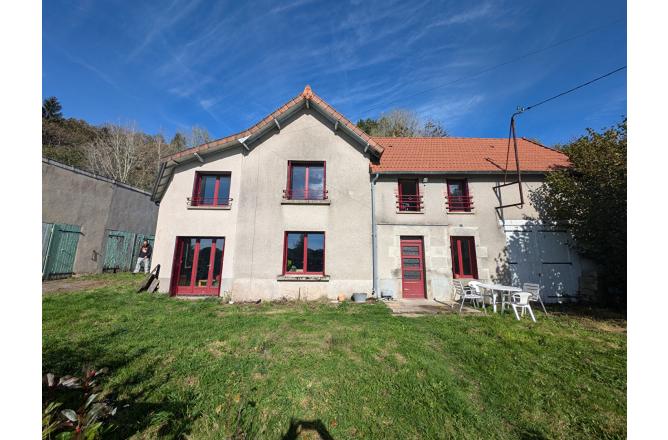 GRANDE MAISON AVEC DEPENDANCES ET TERRAIN ATTENANT - K